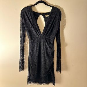 REVERSE black lace, long sleeved, v-cut dress! 🖤